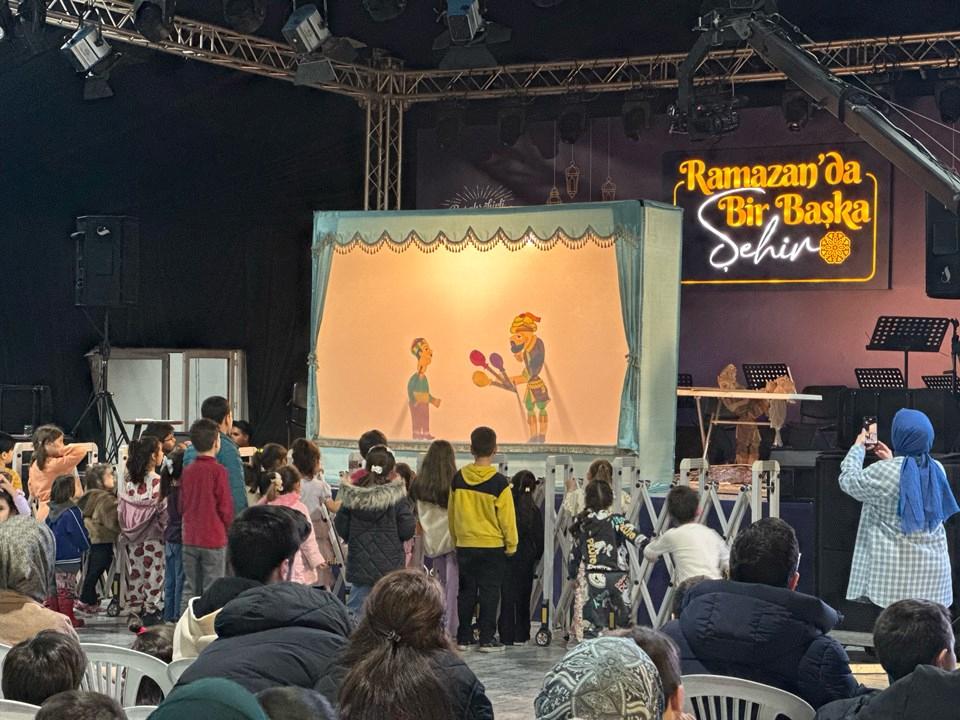 Karagöz ve Hacivat: Efsane İkili Yeniden Sahneye Çıkıyor! Gözlerinizi Ayıramayacağınız Bu Yenilikler Sizi Şaşırtacak! 1 Dev Gölgeler: Geleneksel Türk Gölge Oyununda Bir Yenilik