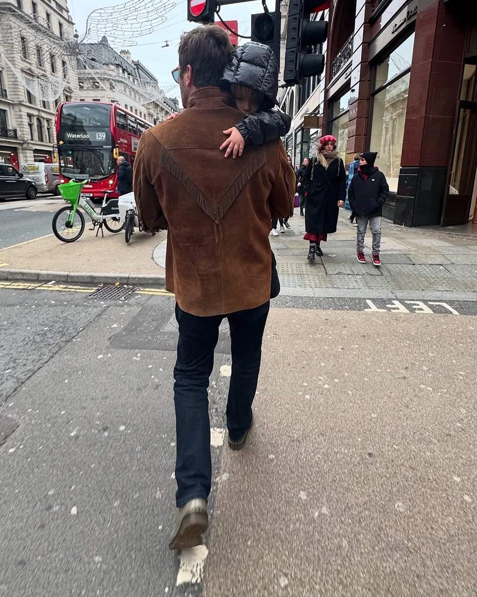 Kıvanç Tatlıtuğ'un Eşi Başak Dizer'in Londra'daki Büyüleyici Pozları 3 Kıvanç Tatlıtuğ'un Eşi Başak Dizer'in Londra'daki Büyüleyici Pozları