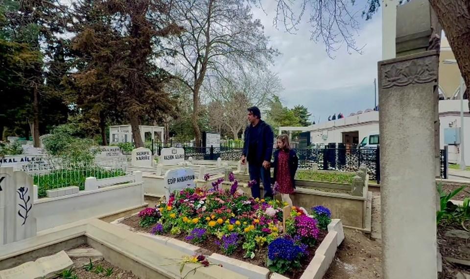 Mahsun Kırmızıgül, Edip Akbayram’ın Mezarıyla Duygusal Bir Bağ Kurdu: İçimdeki Fırtınalar 1 Edip Akbayram Son Yolculuğuna Uğurlandı