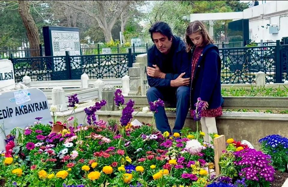 Mahsun Kırmızıgül, Edip Akbayram’ın Mezarıyla Duygusal Bir Bağ Kurdu: İçimdeki Fırtınalar 3 Mahsun Kırmızıgül, Edip Akbayram’ın Mezarıyla Duygusal Bir Bağ Kurdu: İçimdeki Fırtınalar