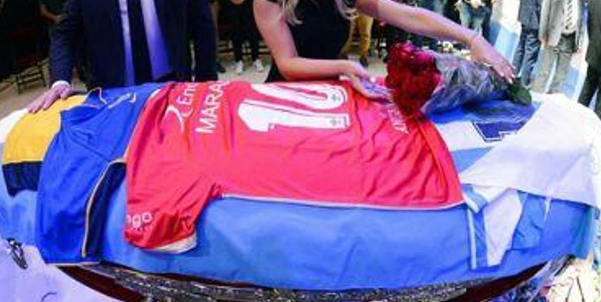 Maradona'nın Ölümü: Şişmiş Cesedi Mahkemede Gözler Önüne Serildi! 2 maradonanin-olumu-sismis-cesedi-mahkemede-gozler-onune-serildi-rNsMhFZh.jpg