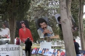 Müslüm Gürses'in Kabri Başında Duygusal Anma: 'Tek Aşk Her Zaman Müslüm Baba!' - Hayatına Dair Bilinmeyenler ve Unutulmaz Anılar! 5 muslum-gursesin-kabri-basinda-duygusal-anma-tek-ask-her-zaman-muslum-baba-hayatina-2cG36xXB.jpg