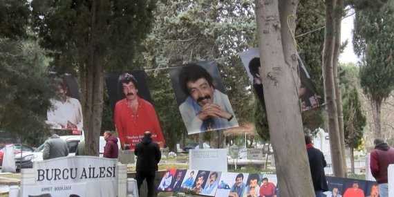 Müslüm Gürses’in Kabri Başında Duygusal Anma: ‘Tek Aşk Her Zaman Müslüm Baba!’ – Hayatına Dair Bilinmeyenler ve Unutulmaz Anılar!