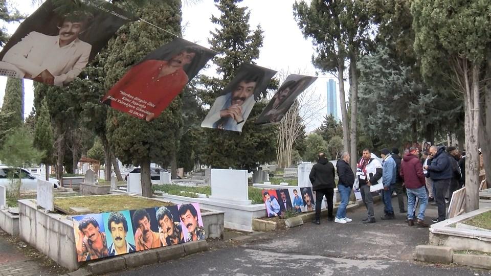 Müslüm Gürses'in Kabri Başında Duygusal Anma: 'Tek Aşk Her Zaman Müslüm Baba!' - Hayatına Dair Bilinmeyenler ve Unutulmaz Anılar! 1 Müslüm Gürses'in 12. Ölüm Yıldönümünde Anma Töreni