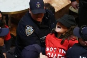 New York'ta Trump Tower Önünde Fırtına Gibi Eylem: 98 Kişi Gözaltına Alındı! 6 new-yorkta-trump-tower-onunde-firtina-gibi-eylem-98-kisi-gozaltina-alindi-E8ZcTeNb.jpg