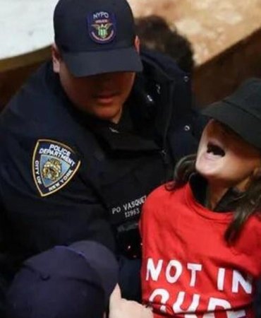 New York'ta Trump Tower Önünde Fırtına Gibi Eylem: 98 Kişi Gözaltına Alındı! 10 new-yorkta-trump-tower-onunde-firtina-gibi-eylem-98-kisi-gozaltina-alindi-E8ZcTeNb.jpg