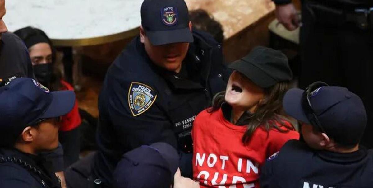 New York'ta Trump Tower Önünde Fırtına Gibi Eylem: 98 Kişi Gözaltına Alındı! 2 new-yorkta-trump-tower-onunde-firtina-gibi-eylem-98-kisi-gozaltina-alindi-E8ZcTeNb.jpg