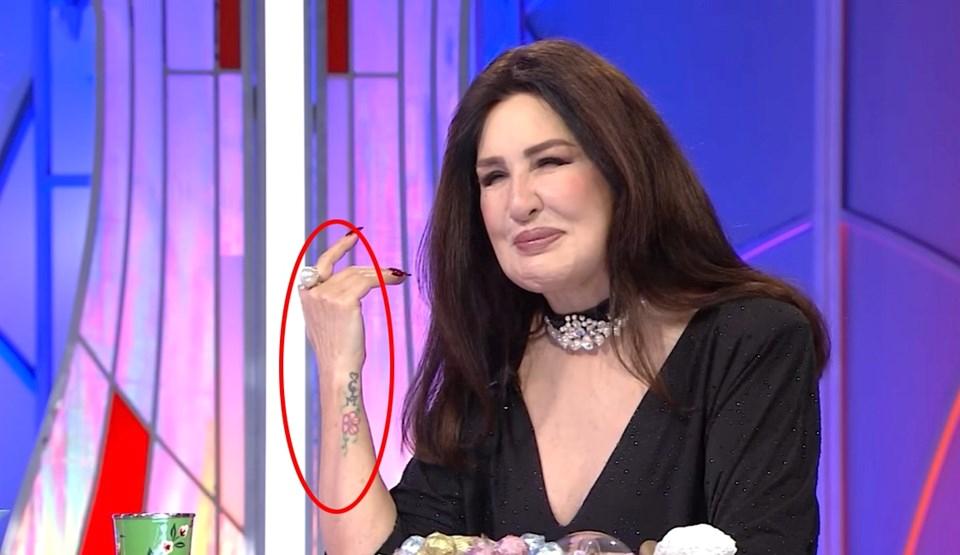 Nükhet Duru'nun Sırları: Bileğindeki Dövmenin Derin Anlamı 1 Dövmeleri ve Aile İlişkileri