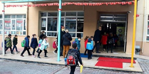 Öğrenciler Ders Ziline Hazırlanıyor: Ara Tatil Bitiyor, Gözler Yaz Tatilinde