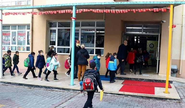 Öğrenciler Ders Ziline Hazırlanıyor: Ara Tatil Bitiyor, Gözler Yaz Tatilinde 1 ogrenciler-ders-ziline-hazirlaniyor-ara-tatil-bitiyor-gozler-yaz-tatilinde-RehrnJX5.jpg