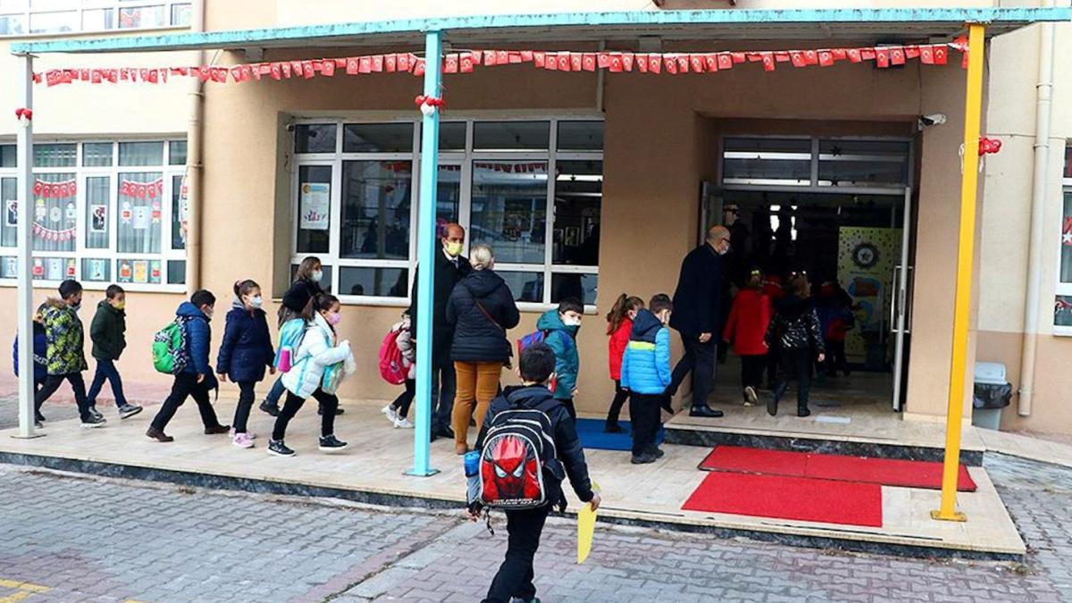 Öğrenciler Ders Ziline Hazırlanıyor: Ara Tatil Bitiyor, Gözler Yaz Tatilinde 2 ogrenciler-ders-ziline-hazirlaniyor-ara-tatil-bitiyor-gozler-yaz-tatilinde-RehrnJX5.jpg
