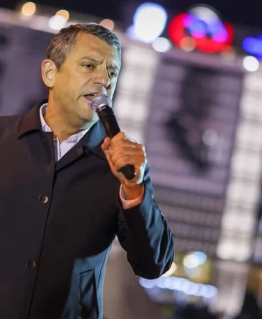 Özgür Özel: Bu meydanda hüzün yok, umut var 10 ozgur-ozel-bu-meydanda-huzun-yok-umut-var-xzQO118Z.png