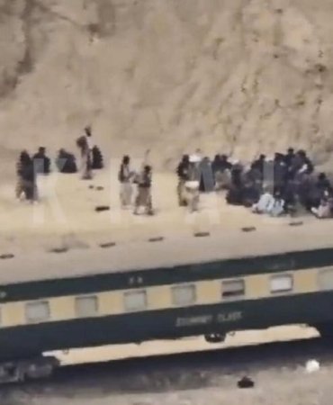 Pakistan Ordusu'ndan Şok Kurtuluş: Trende 300 Rehinemi Alev Alev Kurtardı! 4 pakistan-ordusundan-sok-kurtulus-trende-300-rehinemi-alev-alev-kurtardi-Mt3I4hJr.jpg
