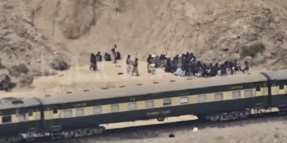 Pakistan Ordusu’ndan Şok Kurtuluş: Trende 300 Rehinemi Alev Alev Kurtardı!