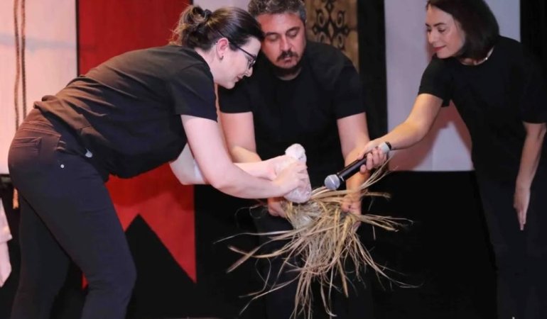 Radyo Tiyatrosu İstanbul’da Sahneye Taştı: Mevlâna İdris’in Masalları Çocuklarla Buluştu 1 radyo-tiyatrosu-istanbulda-sahneye-tasti-mevl-na-idrisin-masallari-cocuklarla-bulustu-P9W9bZfx.jpg