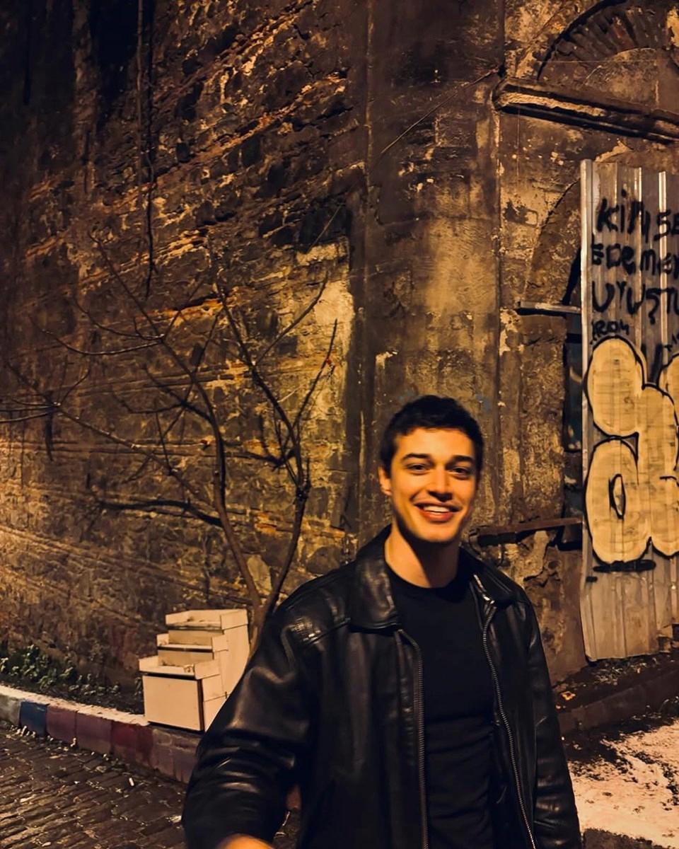 Sahipsizlerin Cemosu Kaan Mirac Sezen'in Set Arkasındaki Büyüleyici Pozları 5 Sahipsizlerin Cemosu Kaan Mirac Sezen'in Set Arkasındaki Büyüleyici Pozları