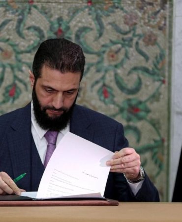 Şara'dan Tarihi Adım: Suriye'nin Geçici Anayasa Bildirgesi İmzalandı! 9 saradan-tarihi-adim-suriyenin-gecici-anayasa-bildirgesi-imzalandi-lkYNamnA.jpg