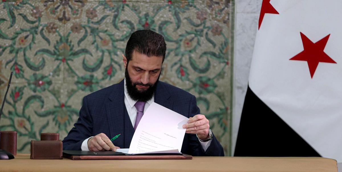 Şara'dan Tarihi Adım: Suriye'nin Geçici Anayasa Bildirgesi İmzalandı! 3 saradan-tarihi-adim-suriyenin-gecici-anayasa-bildirgesi-imzalandi-lkYNamnA.jpg