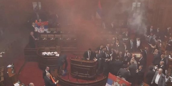 Sırbistan Meclisi’nde Alev Alev Bir Kavga: Milletvekilleri Sis Bombalarıyla Savaş Açtı!