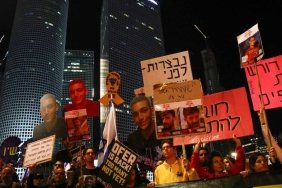 Tel Aviv'de Binlerce Kişi Netanyahu’yu Protesto Etti 4 tel-avivde-binlerce-kisi-netanyahuyu-protesto-etti-9xqLKV6G.jpg