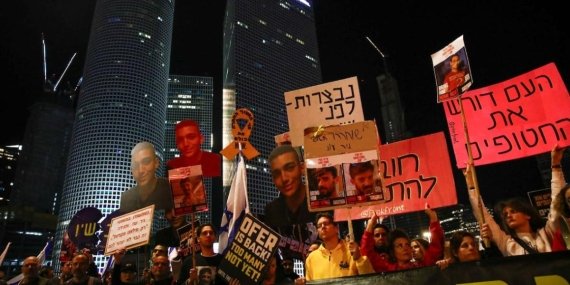 Tel Aviv’de Binlerce Kişi Netanyahu’yu Protesto Etti