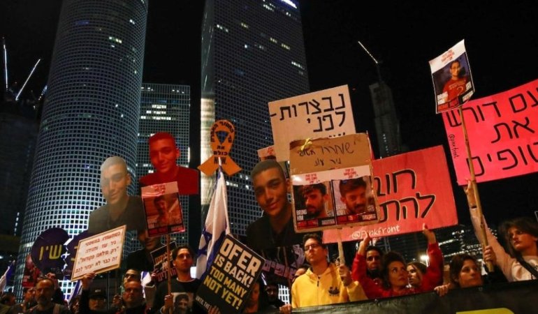 Tel Aviv'de Binlerce Kişi Netanyahu’yu Protesto Etti 6 tel-avivde-binlerce-kisi-netanyahuyu-protesto-etti-9xqLKV6G.jpg