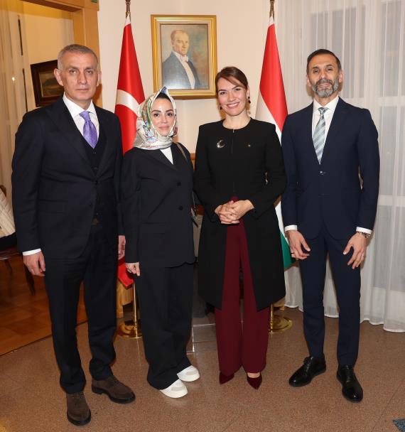 TFF Başkanı Hacıosmanoğlu ve Eşi, Budapeşte’de Türkiye Büyükelçisini Ziyaret Etti 1 TFF Başkanı Budapeşte’de Büyükelçiliği ziyaret etti