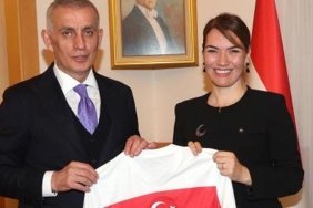 tff-baskani-haciosmanoglu-ve-esi-budapestede-turkiye-buyukelcisini-ziyaret-etti-Nb27RvbA.jpg