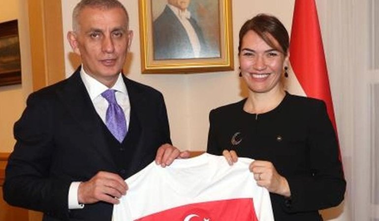 tff-baskani-haciosmanoglu-ve-esi-budapestede-turkiye-buyukelcisini-ziyaret-etti-Nb27RvbA.jpg