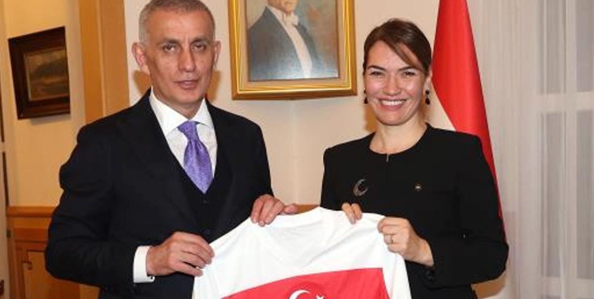 TFF Başkanı Hacıosmanoğlu ve Eşi, Budapeşte’de Türkiye Büyükelçisini Ziyaret Etti 3 tff-baskani-haciosmanoglu-ve-esi-budapestede-turkiye-buyukelcisini-ziyaret-etti-Nb27RvbA.jpg