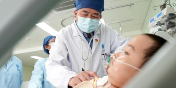 7 yaşındaki çocuk, dünyada yapay kalp nakli yapılan en genç kişi oldu