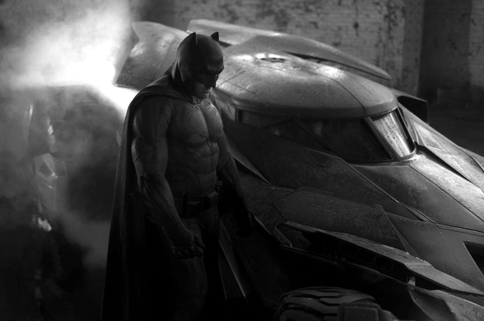 Ben Affleck'ten Şaşırtıcı Batman Kostümü İtirafı: Giymek Bana Korku Veriyor, Nasıl Bu Noktaya Geldik? 1 DC Evreni'nde Batman V Superman: Adaletin Şafağı, Suicide Squad: Gerçek Kötüler, Justice League: Adalet Birliği ve The Flash filmlerinde Bruce Wayne/Batman rolünü üstlenen Ben Affleck, ünlü moda ve sinema dergisi GQ'ya verdiği röportajda, kostümle ilgili deneyimlerini ve duygularını içtenlikle paylaştı.