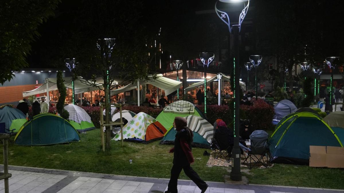 Deprem Sonrası Fırsatçılara Geçit Yok Ticaret Bakanlığı Harekete Geçti 2 deprem-sonrasi-firsatcilara-gecit-yok-ticaret-bakanligi-harekete-gecti-GLkQzT3W.jpg