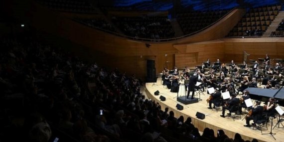 Dünyanın Büyüleyici Sahnelerine Tanıklık Edin: CSO’nun ‘Sesler ve Küller’ Eseriyle Yapılan Muhteşem Dünya Prömiyeri