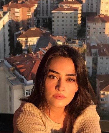 Esra Bilgiç'ten evlilik açıklaması: “Faruk’la hayatımın en güzel dönemini yaşıyorum” 9 esra-bilgicten-evlilik-aciklamasi-farukla-hayatimin-en-guzel-donemini-yasiyorum-y5OOEhiK.jpg