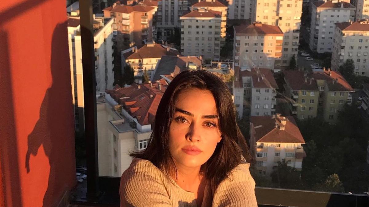 Esra Bilgiç'ten evlilik açıklaması: “Faruk’la hayatımın en güzel dönemini yaşıyorum” 2 esra-bilgicten-evlilik-aciklamasi-farukla-hayatimin-en-guzel-donemini-yasiyorum-y5OOEhiK.jpg