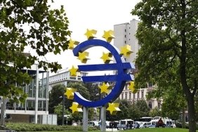 Euro Bölgesi’nde İşsizlik Düşüşte: Gençler Hâlâ Risk Altında 9 euro-bolgesinde-issizlik-dususte-gencler-h-l-risk-altinda-nnNwyyTM.jpg