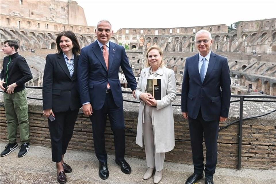 Göbekli Tepe'nin Roma'ya Uzanan Efsanevi Yolculuğu Son Buluyor: 6 Milyonluk Muhteşem Finalle Tanıklık Edin 1 Roma’nın tarihi dokusuyla bütünleşen Kolezyum’da, yaklaşık altı ay boyunca ziyaretçilerle buluşan ve arkeolojik dünyayı yeni ufuklara taşıyan “Göbeklitepe: Kutsal Bir Yerin Gizemi” sergisi, son günlerine yaklaşırken kültürel ve bilimsel açıdan büyük bir öneme sahip olmaya devam ediyor.