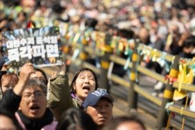 Güney Kore'de Siyasi Kriz Büyüyor: Yoon Suk Yeol’un Azli Protestolarla Karşılandı 1 guney-korede-siyasi-kriz-buyuyor-yoon-suk-yeolun-azli-protestolarla-karsilandi-1McxAZ2H.jpg