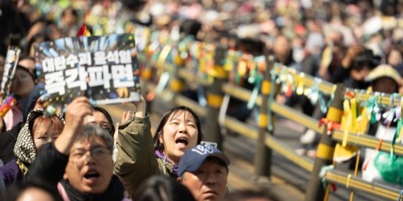 Güney Kore’de Siyasi Kriz Büyüyor: Yoon Suk Yeol’un Azli Protestolarla Karşılandı