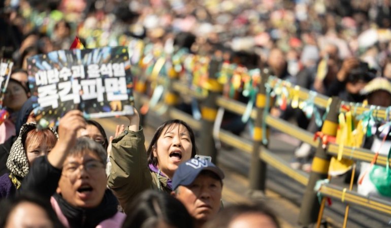 Güney Kore'de Siyasi Kriz Büyüyor: Yoon Suk Yeol’un Azli Protestolarla Karşılandı 1 guney-korede-siyasi-kriz-buyuyor-yoon-suk-yeolun-azli-protestolarla-karsilandi-1McxAZ2H.jpg
