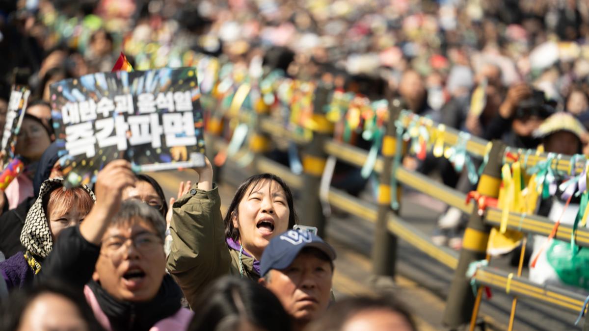 Güney Kore'de Siyasi Kriz Büyüyor: Yoon Suk Yeol’un Azli Protestolarla Karşılandı 2 guney-korede-siyasi-kriz-buyuyor-yoon-suk-yeolun-azli-protestolarla-karsilandi-1McxAZ2H.jpg