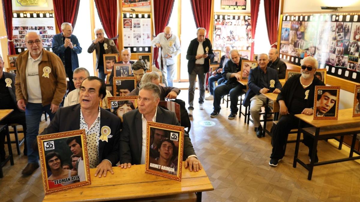 Hababam Sınıfı'nın Efsanevi 50. Yıl Kutlaması: Zamanın Ötesinde Olan Bu Sıralar Neden Hala Bize Hitap Ediyor? 5 hababam-sinifinin-efsanevi-50-yil-kutlamasi-zamanin-otesinde-olan-bu-siralar-neden-hala-bize-1dCfO6MV.jpg