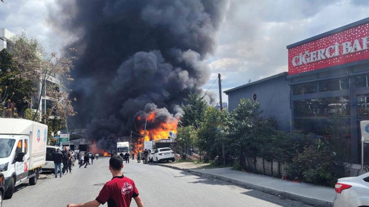 İstanbul Başakşehir’de Kimya Deposunda Korkutan Yangın 3 istanbul-basaksehirde-kimya-deposunda-korkutan-yangin-j1Mb4d54.jpg