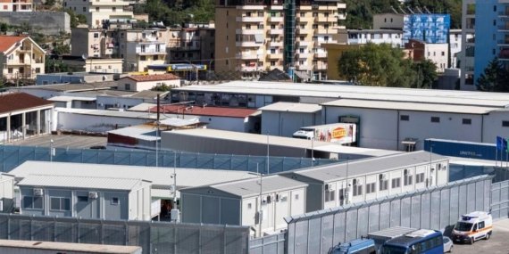İtalya, Reddi Verilen Göçmenleri Arnavutluk’taki Geri Gönderme Merkezlerine Taşıdı