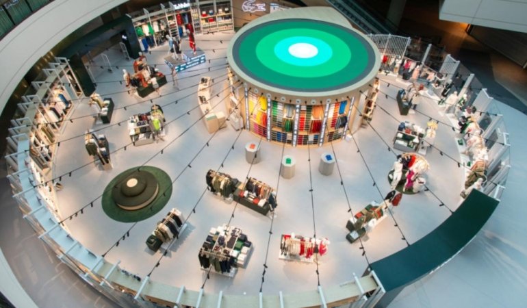 Lacoste İzmir Optimum'da Türkiye’deki En Büyük Mağazasını Açtı 1 lacoste-izmir-optimumda-turkiyedeki-en-buyuk-magazasini-acti-QmEBb8eU.jpg