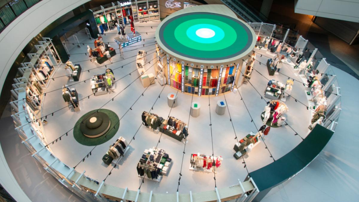 Lacoste İzmir Optimum'da Türkiye’deki En Büyük Mağazasını Açtı 2 lacoste-izmir-optimumda-turkiyedeki-en-buyuk-magazasini-acti-QmEBb8eU.jpg