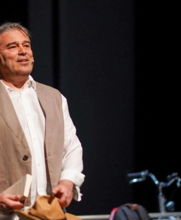 Sait Faik'in Efsanevi Kahramanları Tiyatro Sahnesinde Canlanıyor: Edebiyat ve Drama Arasında Büyüleyici Bir Yolculuk 7 sait-faikin-efsanevi-kahramanlari-tiyatro-sahnesinde-canlaniyor-edebiyat-ve-drama-arasinda-buyuleyici-bir-yolculuk-hi85kmZX.jpg