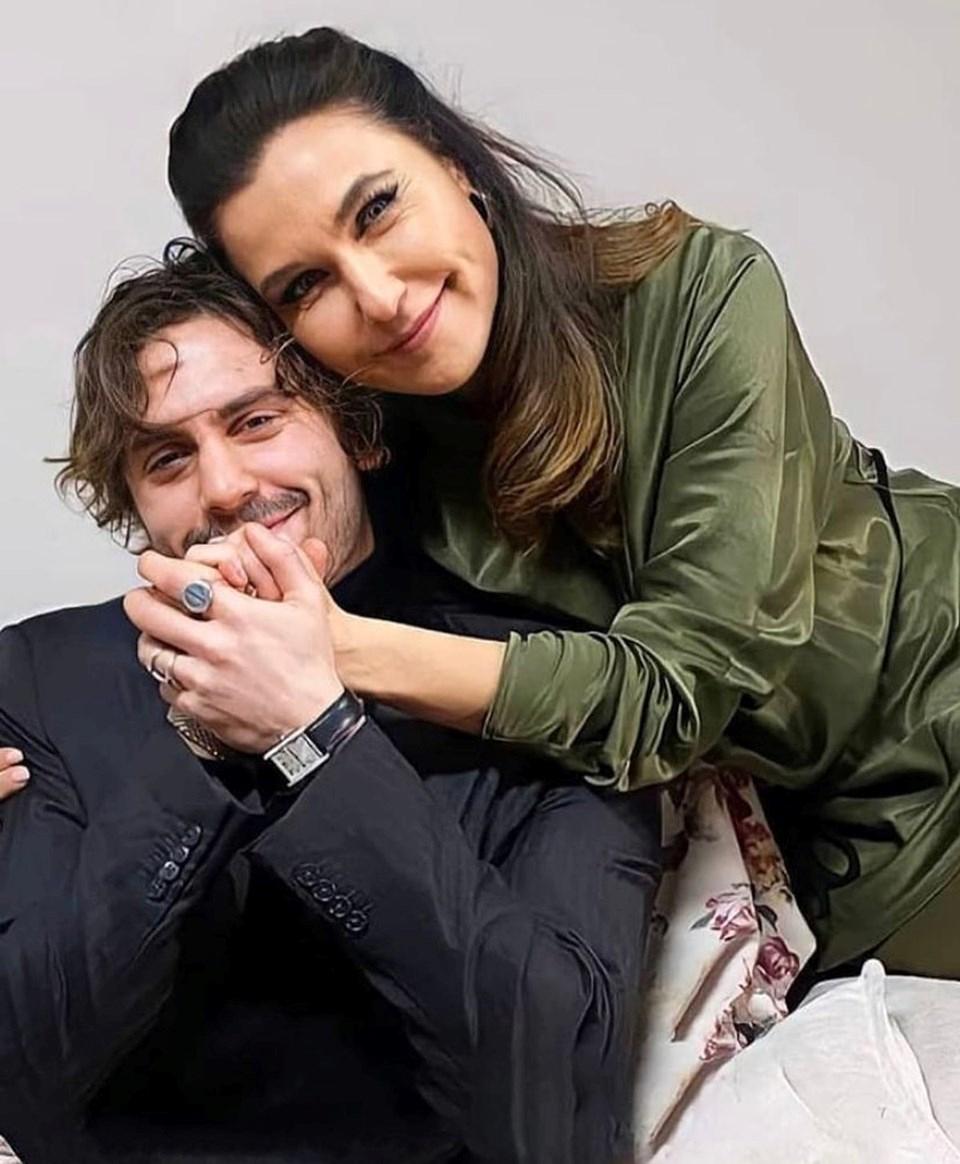 Şevval Sam'den Oğlu Taron'un Oyuncu Olmasında Etkili Olan İsme Dair Açıklama 1 Şarkıcı ve oyuncu Şevval Sam, Ahmet Mümtaz Taylan'ın sunumuyla NTV ekranlarında yayınlanan Empati programına konuk oldu.