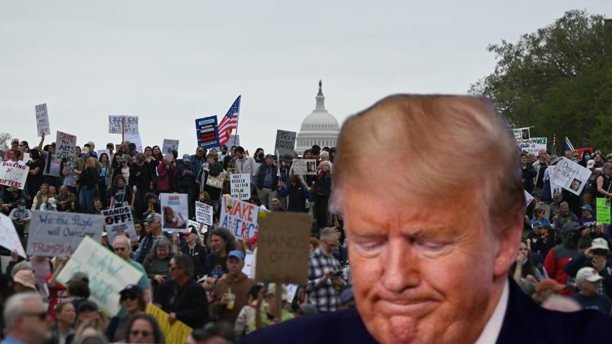 Trump’ın Başkanlığına Tepkiler Büyüyor: ABD ve Avrupa Sokakları Protestolarla Doldu 2 trumpin-baskanligina-tepkiler-buyuyor-abd-ve-avrupa-sokaklari-protestolarla-doldu-NnEbV8yD.jpg